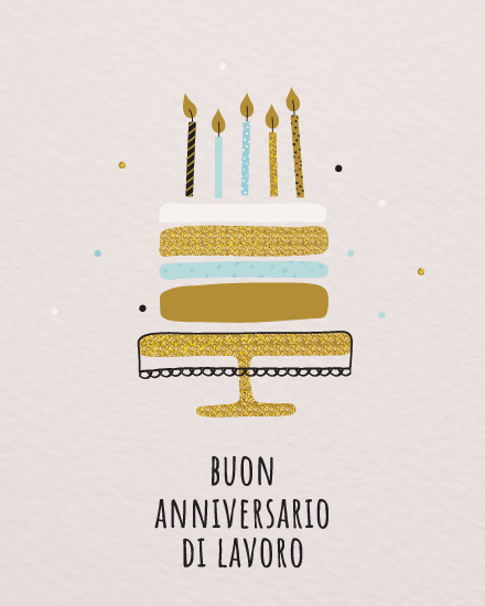 Torta a strati con glitter oro e candeline in un biglietto gratis di anniversario di lavoro