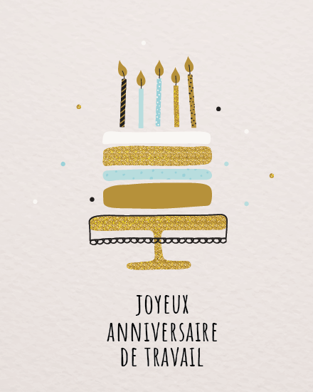 Gâteau doré scintillant avec bougies sur fond rose carte anniversaire de travail gratuite